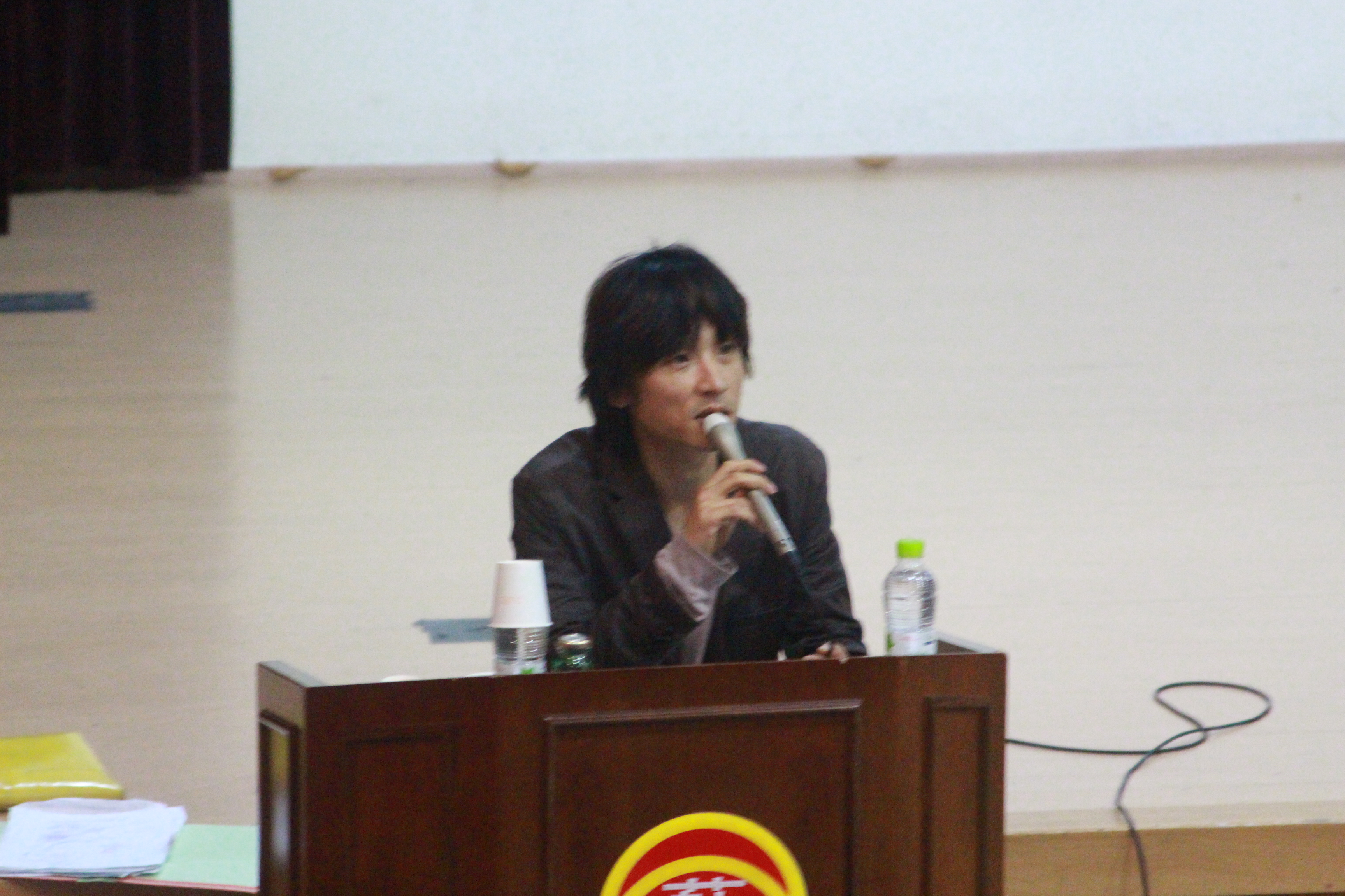 ����� ����